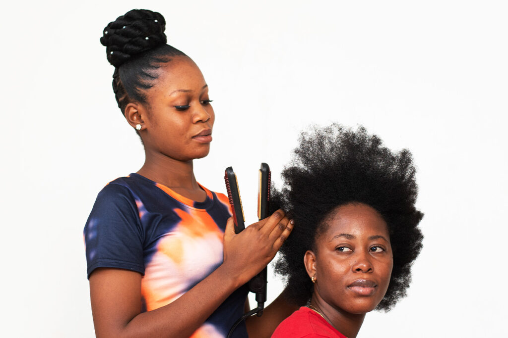 Cabelos Cacheados e Alisamento: Como Evitar o Corte Químico?