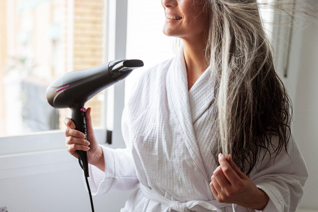 Alinhamento em cabelos grisalhos: Como evitar o amarelamento?